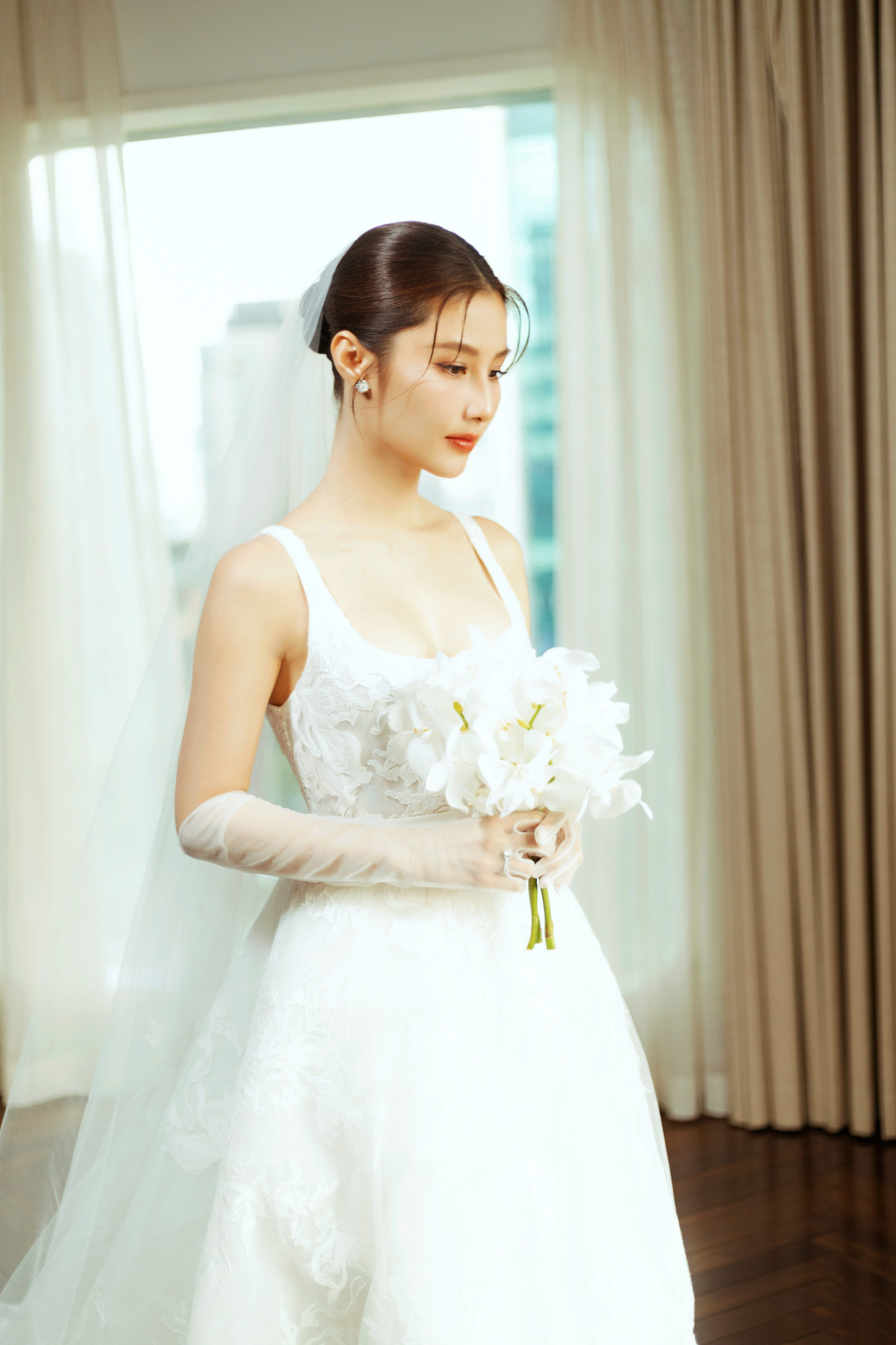 Diễm My bày tỏ cô hồi hộp và hạnh phúc khi bước sang trang mới của cuộc đời. Trước đó, nữ diễn viên từng không tin vào tình yêu vì chứng kiến nhiều bạn bè đổ vỡ. Nhưng Vinh Nguyễn xuất hiện và làm cô thay đổi.