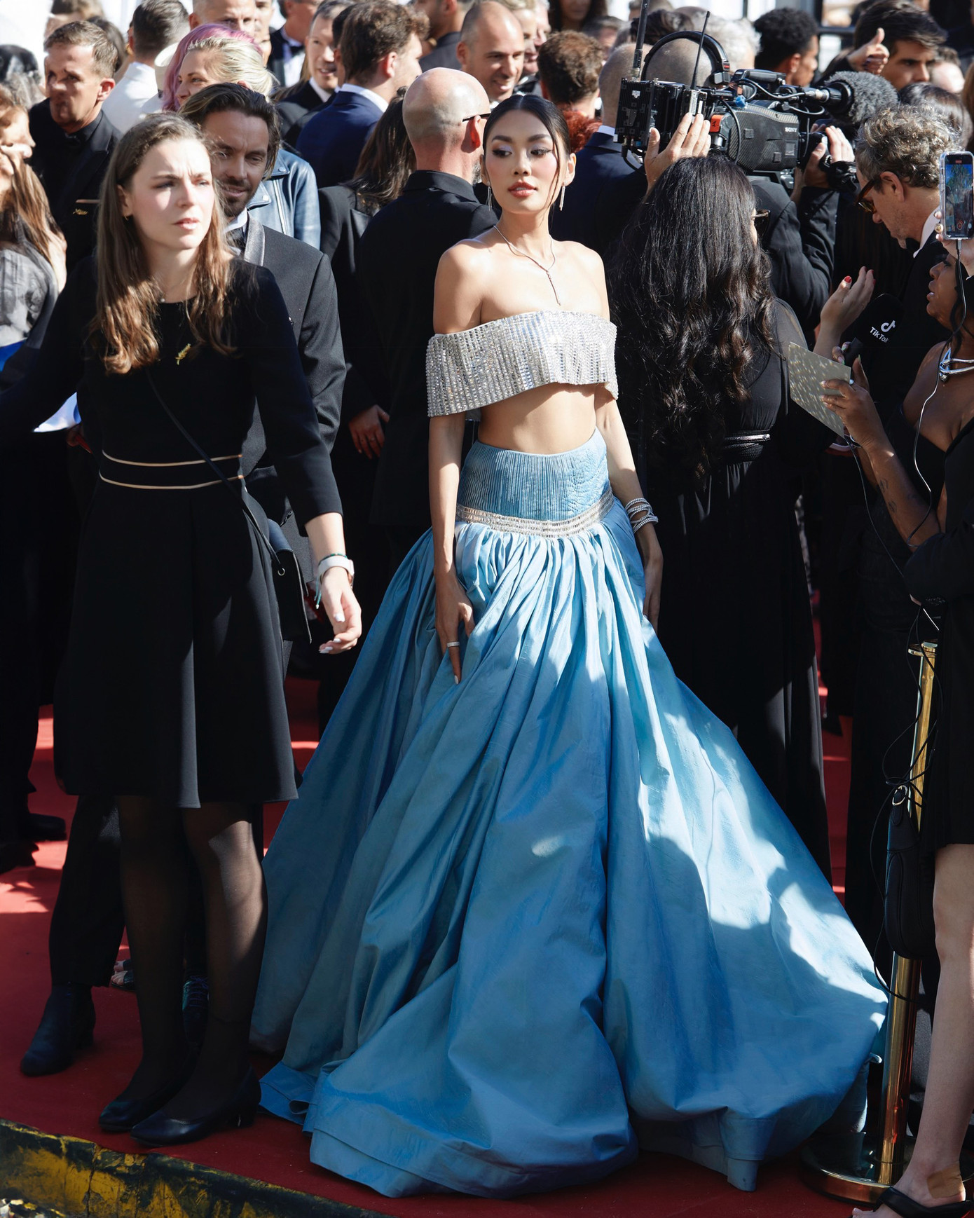 Thảo Nhi Lê tại thảm đỏ buổi ra mắt phim Kinds of Kindness thuộc khuôn khổ LHP Cannes. Thảo Nhi Lê tại thảm đỏ buổi ra mắt phim Kinds of Kindness thuộc khuôn khổ LHP Cannes.