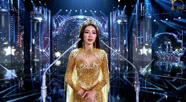 Thùy Tiên phát biểu kết thúc nhiệm kỳ bằng bốn thứ tiếng Pháp, Thái, Indonesia và Việt Nam.