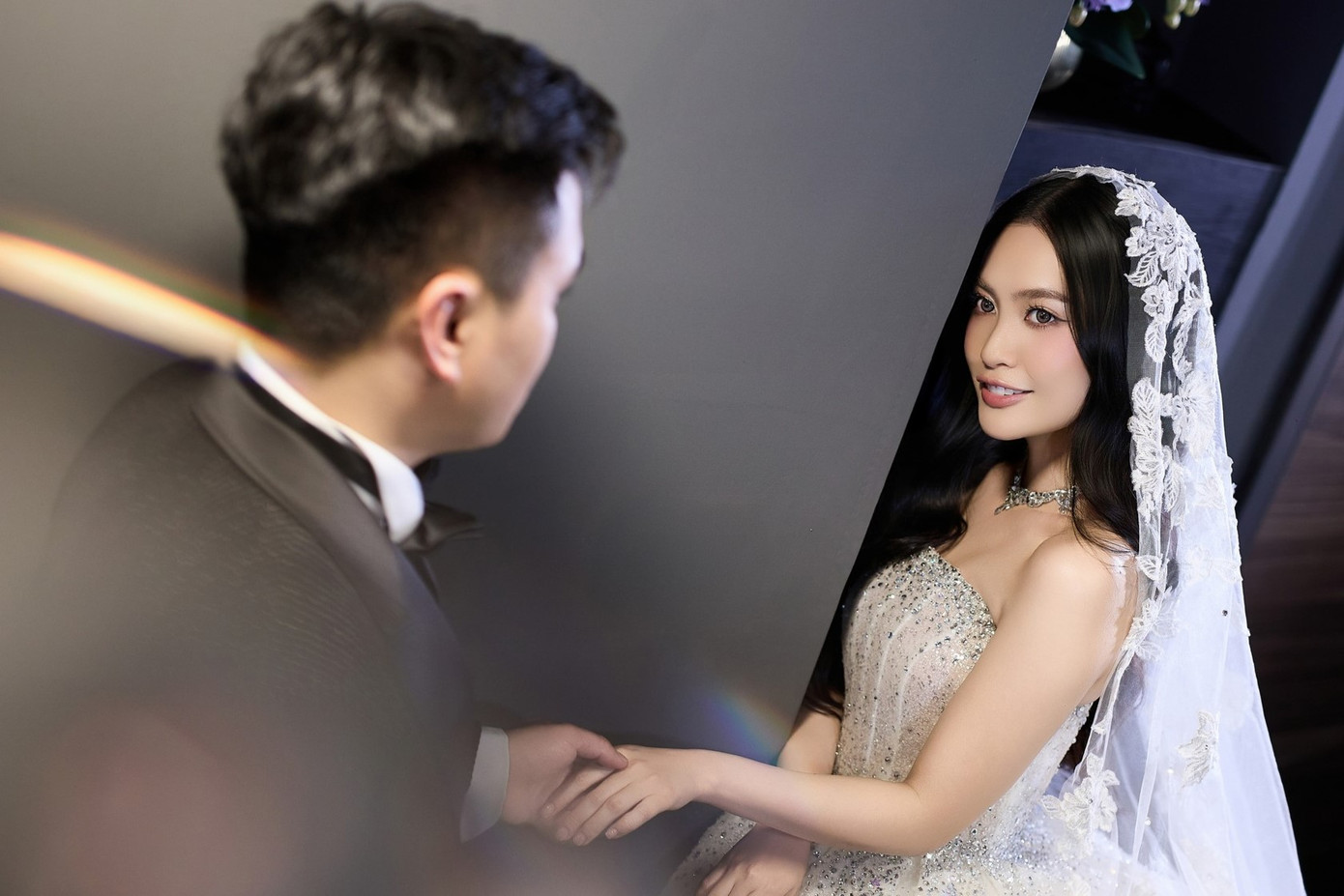 Hoa hậu Nông Thúy Hằng khoe ảnh cưới cùng doanh nhân.