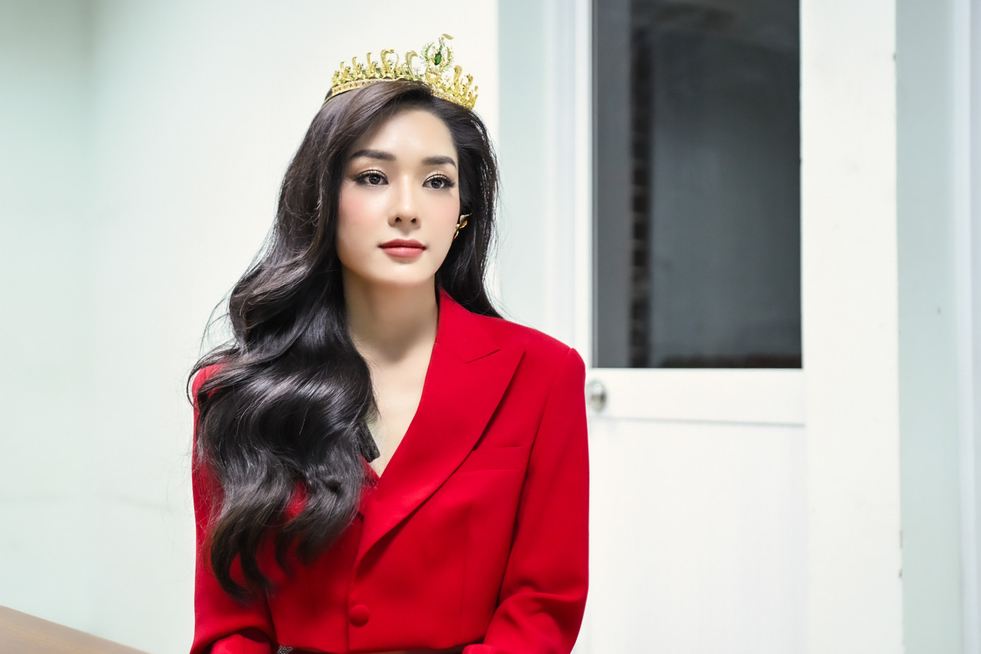 Hồng Hạnh là á hậu hiếm hoi công khai phẫu thuật thẩm mỹ. Cô chia sẻ bản thân chỉnh sửa một số chi tiết trên gương mặt để phù hợp với nghề diễn xuất. &quot;Tôi chọn phẫu thuật thẩm mỹ sau khi nghe một số anh chị nói là gương mặt tôi không có góc nào đẹp. Sau khi thay đổi, tôi có nhiều cơ hội diễn xuất hơn&quot;, Hồng Hạnh nói.