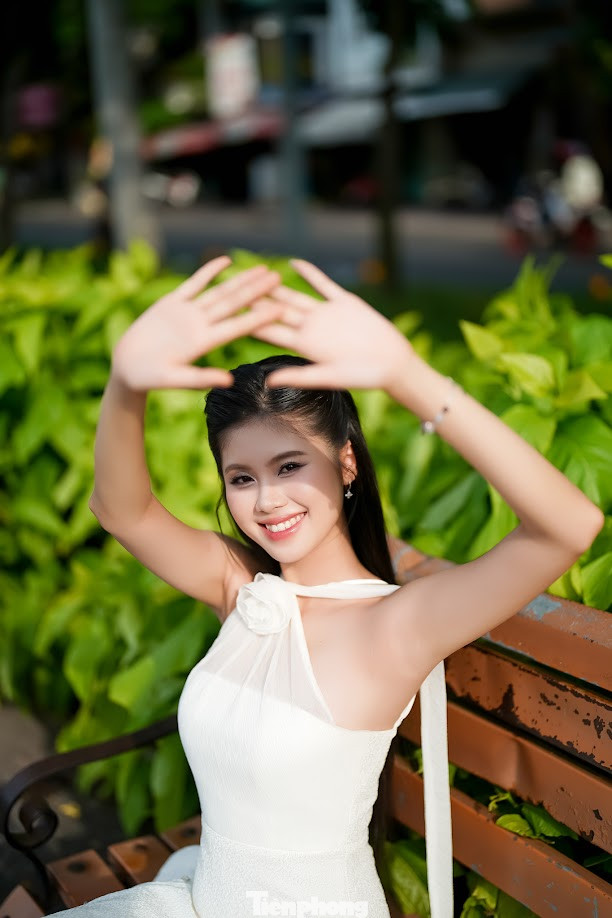 Cô gái quê Đồng Nai cho biết điều cô tiếc nuối nhất là để lỡ cơ hội tham gia Giọng hát Việt nhí. "Tôi được mẹ đưa đi học thanh nhạc đàng hoàng, nhưng sau cùng tôi không dám đăng ký thi hát vì quá nhút nhát. Sau thời gian học hỏi, nhất là trải qua cuộc thi Hoa hậu Việt nam, tôi đã tự tin hơn nhiều và sẵn sàng ghi danh cuộc thi âm nhạc phù hợp bản thân", Bảo Hà chia sẻ.