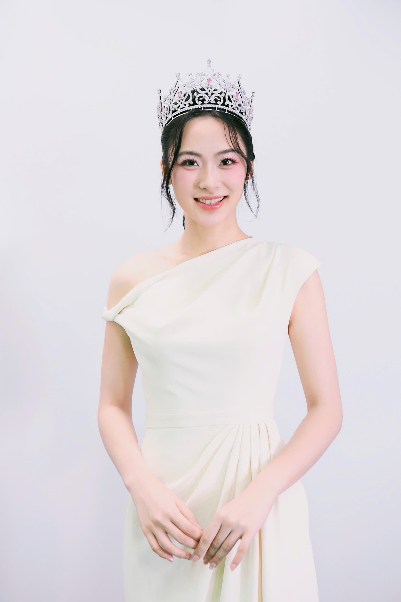 Á hậu Vân Nhi khoe vẻ đẹp nền nã trong trang phục lệch vai, chi tiết thắt eo tôn dáng. Sau khi đăng quang Á hậu 2 Hoa hậu Việt Nam 2024, Vân Nhi liên tục nhận lời khen về sắc vóc.