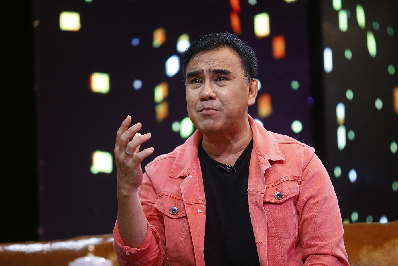 Quyền Linh đau đầu vì bị lấy hình ảnh quảng cáo tràn lan. Quyền Linh đau đầu vì bị lấy hình ảnh quảng cáo tràn lan.