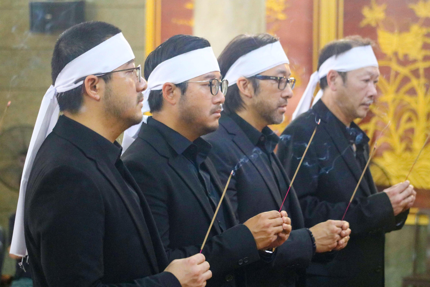 Bốn người con trai của NSƯT Thẩm Thúy Hằng nghẹn ngào khi đứng bên linh cữu của mẹ. Chia sẻ với Tiền Phong, anh Nguyễn Xuân Ái Quốc - con trai út của cố nghệ sĩ - nói sinh thời mẹ mình là người hiền hậu, luôn sống hết mình vì con cháu. Dù ở gần hay xa mẹ, các con đều tự hào về Thẩm Thúy Hằng. Bốn người con trai của NSƯT Thẩm Thúy Hằng nghẹn ngào khi đứng bên linh cữu của mẹ. Chia sẻ với Tiền Phong, anh Nguyễn Xuân Ái Quốc - con trai út của cố nghệ sĩ - nói sinh thời mẹ mình là người hiền hậu, luôn sống hết mình vì con cháu. Dù ở gần hay xa mẹ, các con đều tự hào về Thẩm Thúy Hằng.