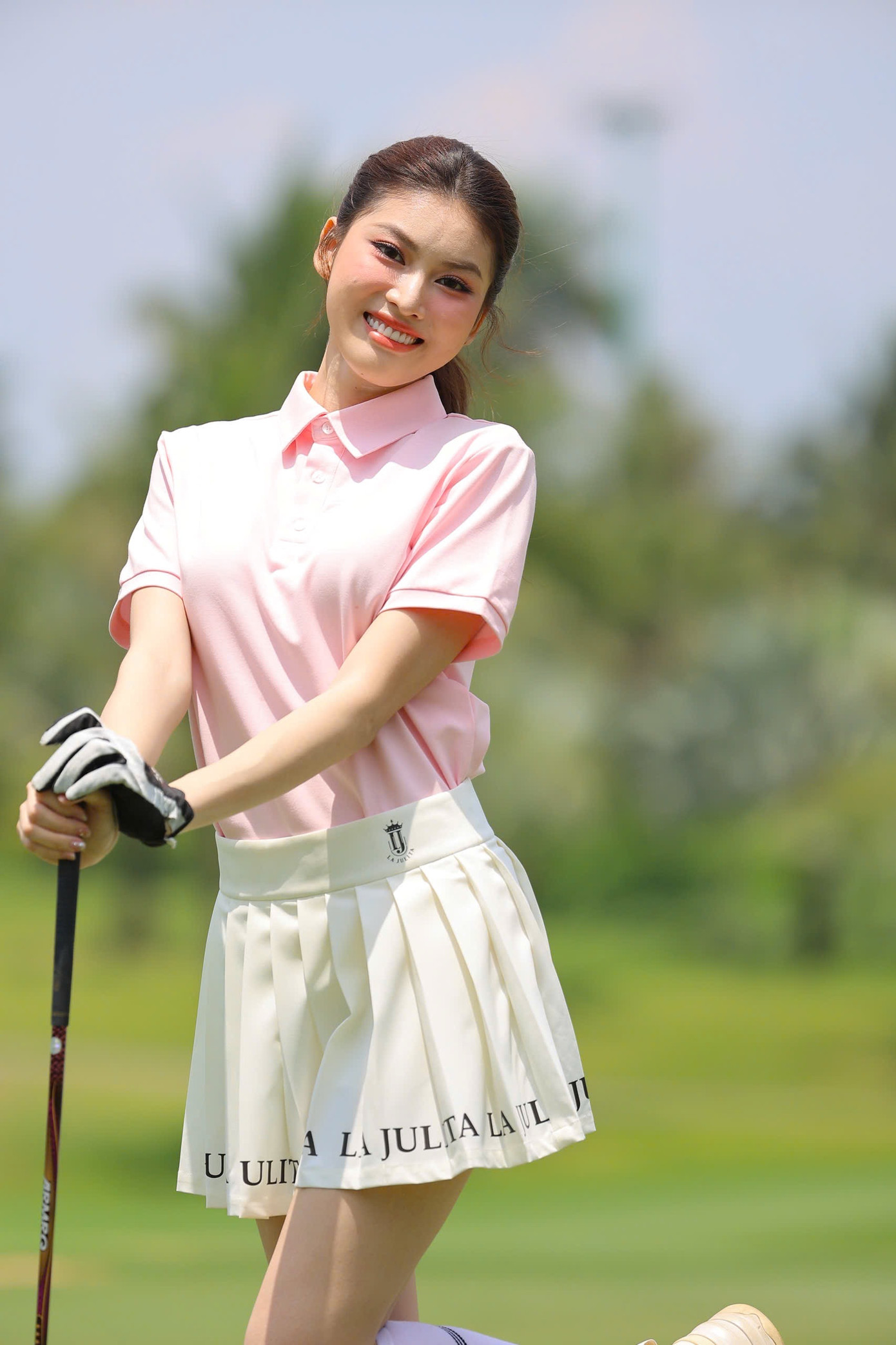 Ngọc Thảo thả dáng trước giờ phát bóng khởi tranh giải Tiền Phong Golf Championship - Non sông một dải. Vóc dáng thon gọn của Ngọc Thảo thu hút sự chú ý của hơn 200 golfer tham gia tranh tài.