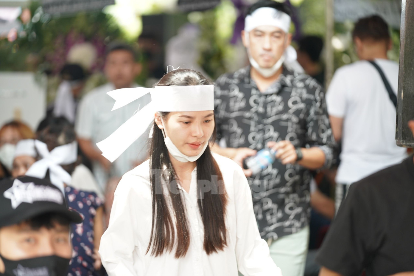 Ngoài hai người em ruột nghệ sĩ Hồng Phượng, nghệ sĩ Tiểu Linh, em dâu Kim Thoa, cháu Hồng Phượng và các người cháu khác, hai người con nuôi của Vũ Linh là NSƯT Vũ Luân và nghệ sĩ Bình Tinh cũng để tang cho cha, túc trực từ lúc đưa ông về từ bệnh viện đến khi qua đời. Ngoài hai người em ruột nghệ sĩ Hồng Phượng, nghệ sĩ Tiểu Linh, em dâu Kim Thoa, cháu Hồng Phượng và các người cháu khác, hai người con nuôi của Vũ Linh là NSƯT Vũ Luân và nghệ sĩ Bình Tinh cũng để tang cho cha, túc trực từ lúc đưa ông về từ bệnh viện đến khi qua đời.