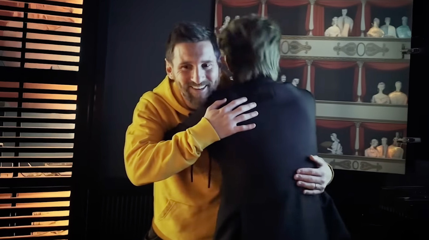 Messi ôm Jack trong MV.