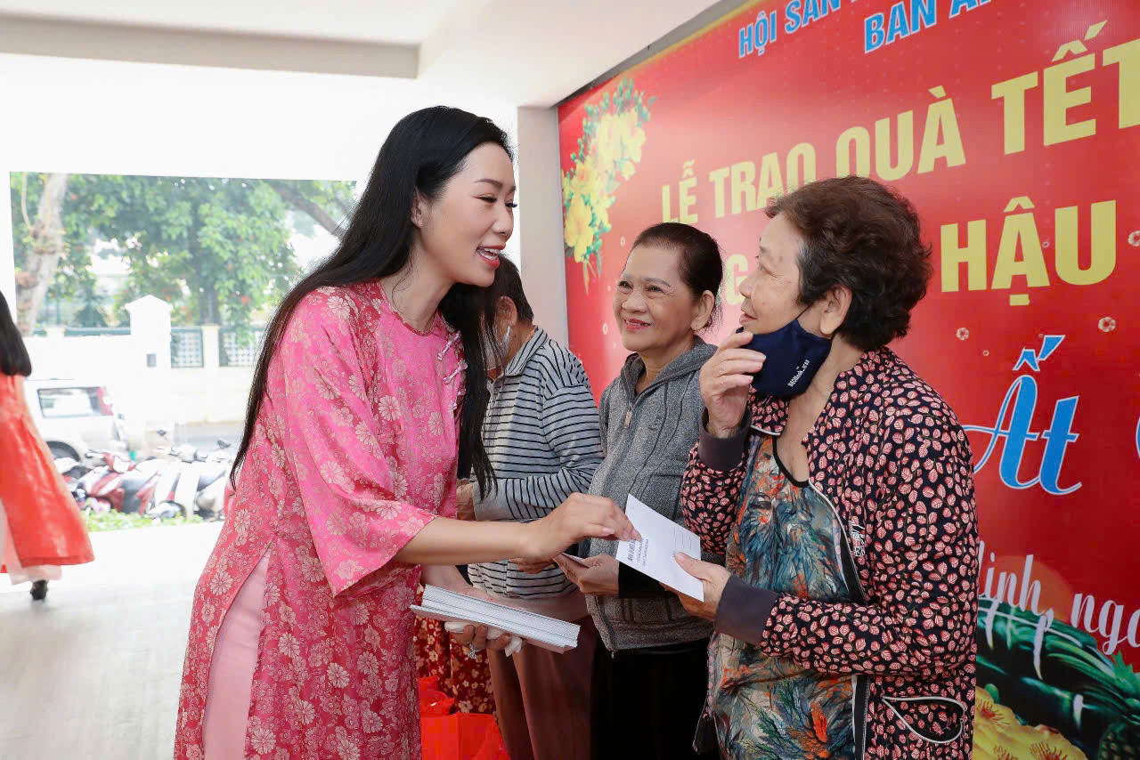NSND Trịnh Kim Chi đại diện Ban Ái hữu nghệ sĩ trao quà cho nghệ sĩ, công nhân, hậu đài có hoàn cảnh neo đơn. NSND Trịnh Kim Chi đại diện Ban Ái hữu nghệ sĩ trao quà cho nghệ sĩ, công nhân, hậu đài có hoàn cảnh neo đơn.