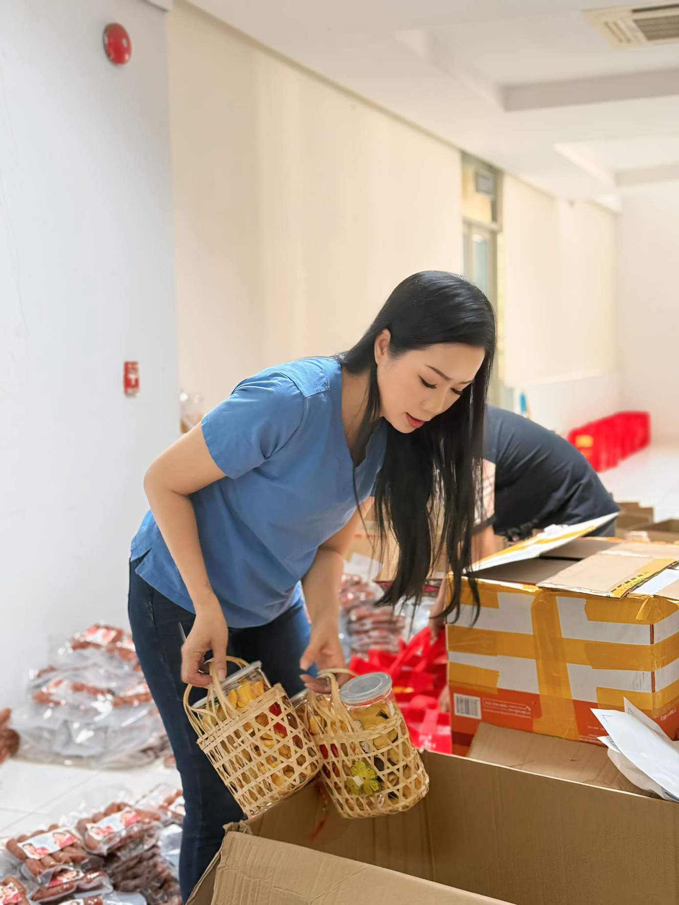 NSND Trịnh Kim Chi chuẩn bị quà cho nghệ sĩ nghèo cùng đón Tết Ất Tỵ. NSND Trịnh Kim Chi chuẩn bị quà cho nghệ sĩ nghèo cùng đón Tết Ất Tỵ.