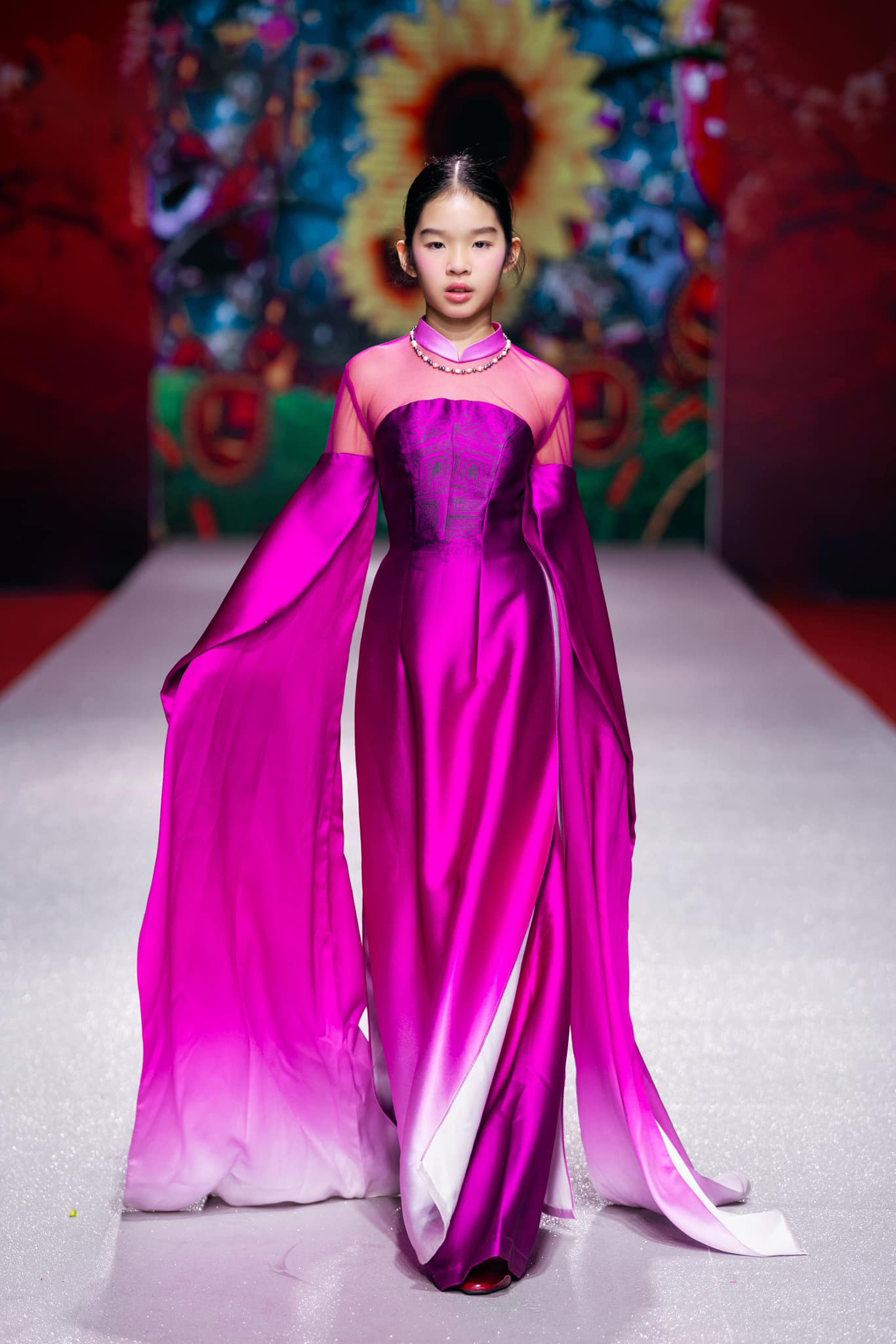 Con gái Xuân Lan diễn áo dài cách tân tại ngày hội thời trang. Cựu người mẫu nói cô tự hào khi con gái ngày càng hoàn thiện, tương lai nối nghiệp mẹ.