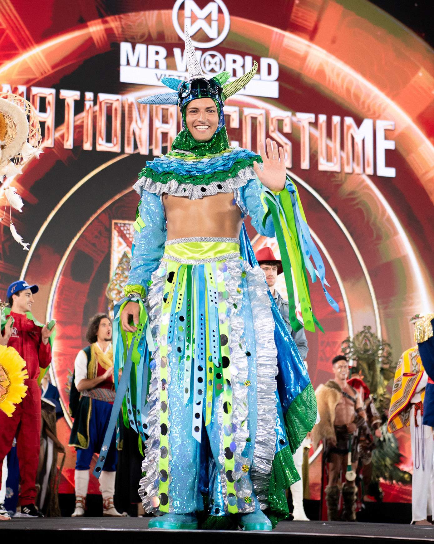 Nam vương Thế giới Nicaragua và đại diện Puerto Rico diện mặc trang phục đậm tính trình diễn. Trang phục đầu tư giúp hai đại diện của châu Mỹ vào Top 20 Best in National Costume.