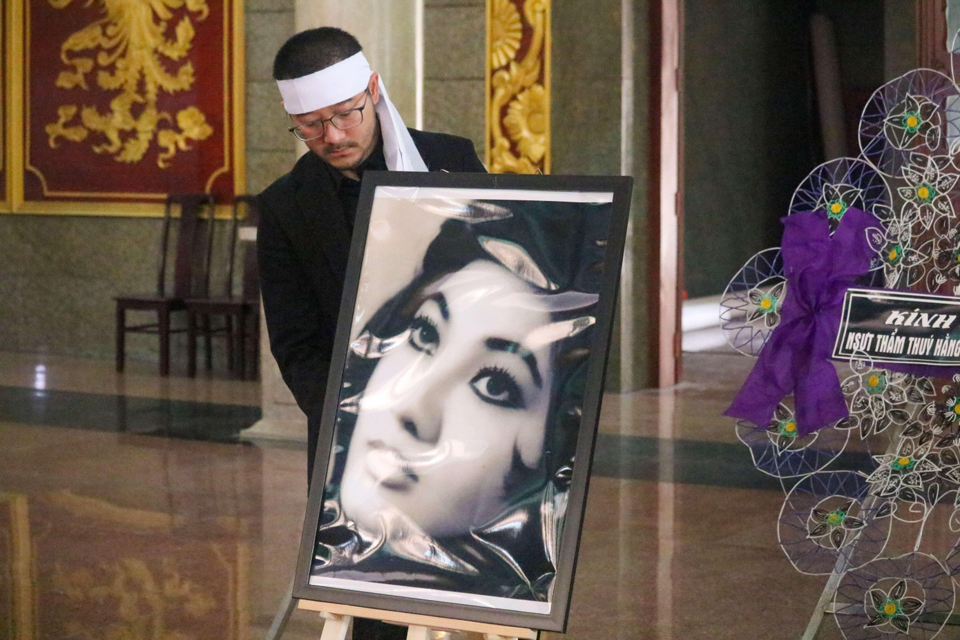 Theo lời Nguyễn Xuân Ái Quốc, anh là người sống cùng mẹ lâu nhất. Khi nhận tin mẹ mất, các anh em đều gấp rút làm thủ tục về Việt Nam. "Hôm mẹ yếu, gia đình đã báo tin. Tôi lập tức gọi điện để được gặp mẹ. Buổi tối hôm đó, tôi thường xuyên liên lạc để cập nhật tình hình sức khỏe của mẹ", anh chia sẻ. Theo lời Nguyễn Xuân Ái Quốc, anh là người sống cùng mẹ lâu nhất. Khi nhận tin mẹ mất, các anh em đều gấp rút làm thủ tục về Việt Nam. "Hôm mẹ yếu, gia đình đã báo tin. Tôi lập tức gọi điện để được gặp mẹ. Buổi tối hôm đó, tôi thường xuyên liên lạc để cập nhật tình hình sức khỏe của mẹ", anh chia sẻ.