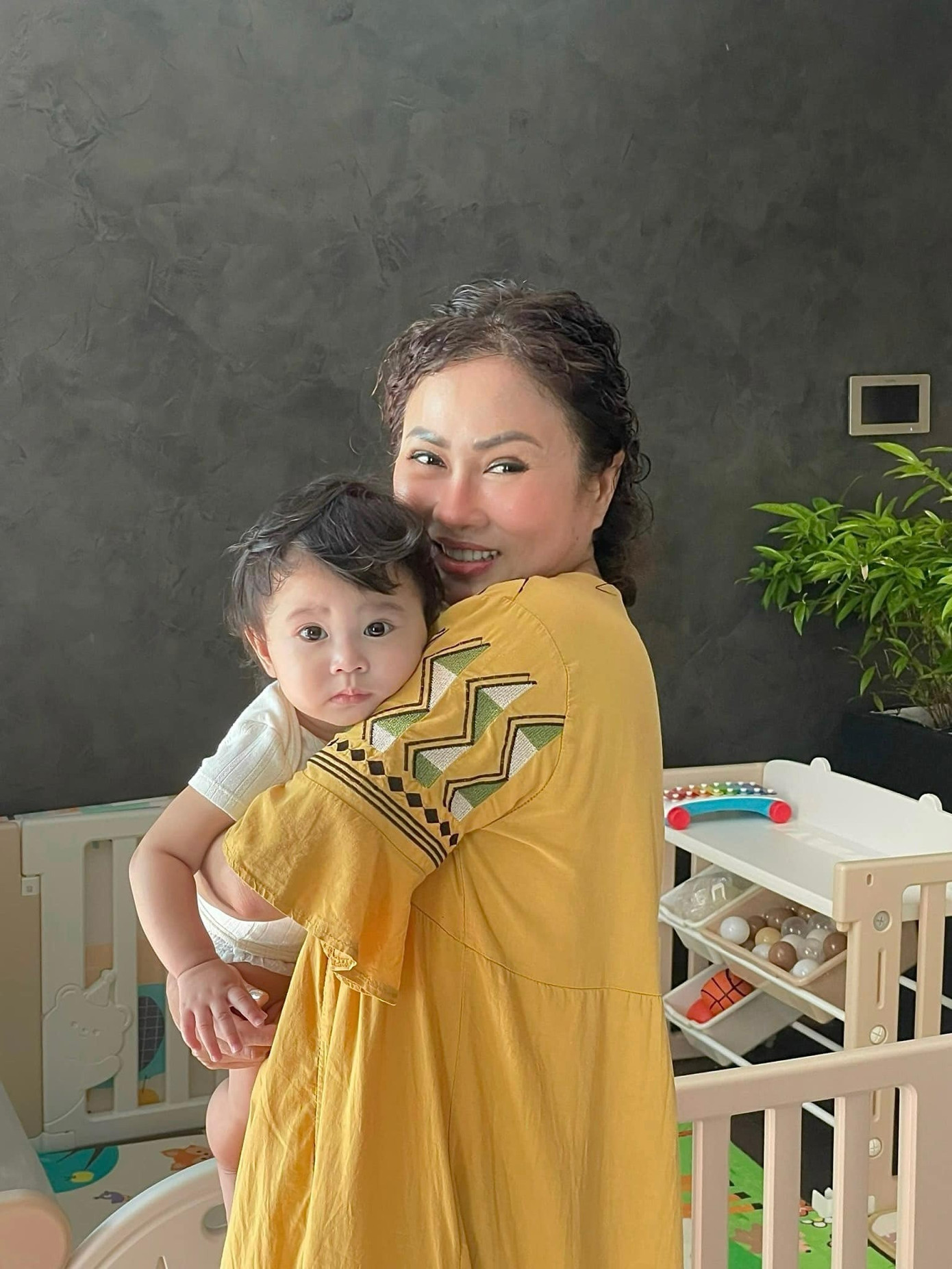 Trong ngày 24/4, mẹ của Bảo Anh đăng ảnh cháu ngoại lên trang cá nhân. &quot;Con và ngoại xin kính chào ông bà, cô chú, con tên Misumi được 13 tháng tuổi, nhưng ngoại con đăng hình lúc con 7 tháng. Ngoại con xin cảm ơn ông bà, cô chú đã gửi lời chúc mừng&quot;, cô viết. Dưới ảnh, khán giả tiếp tục để lại bình luận khen ngợi vẻ ngoài đáng yêu của bé Misumi.