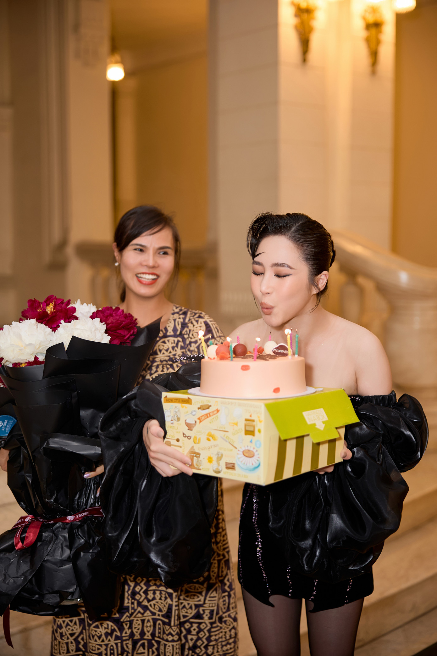 Hương Tràm đặc biệt xúc động với tình cảm của những khán giả chuẩn bị bánh sinh nhật, hoa để mừng tuổi cho mình. Giọng ca Duyên mình lỡ bước sang tuổi 29 vào ngày 15/5.