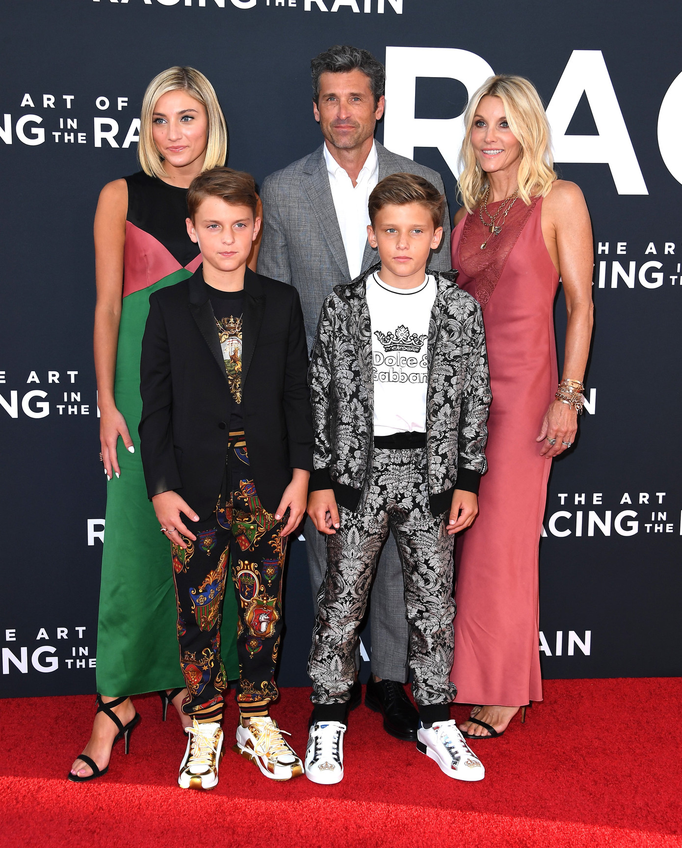 Sau khi nhận giải Người đàn ông quyến rũ nhất hành tinh, vợ của Dempsey được khán giả quan tâm. Nam diễn viên kết hôn với Jillian Dempsey (áo hồng) năm 1998. Diễn viên Grey&apos;s Anatomy ly thân vợ năm 2015, sau đó quyết định chung sống trở lại, muốn làm hình mẫu tốt đẹp cho ba người con. Trong ảnh là gia đình năm thành viên của tài tử Patrick Dempsey.