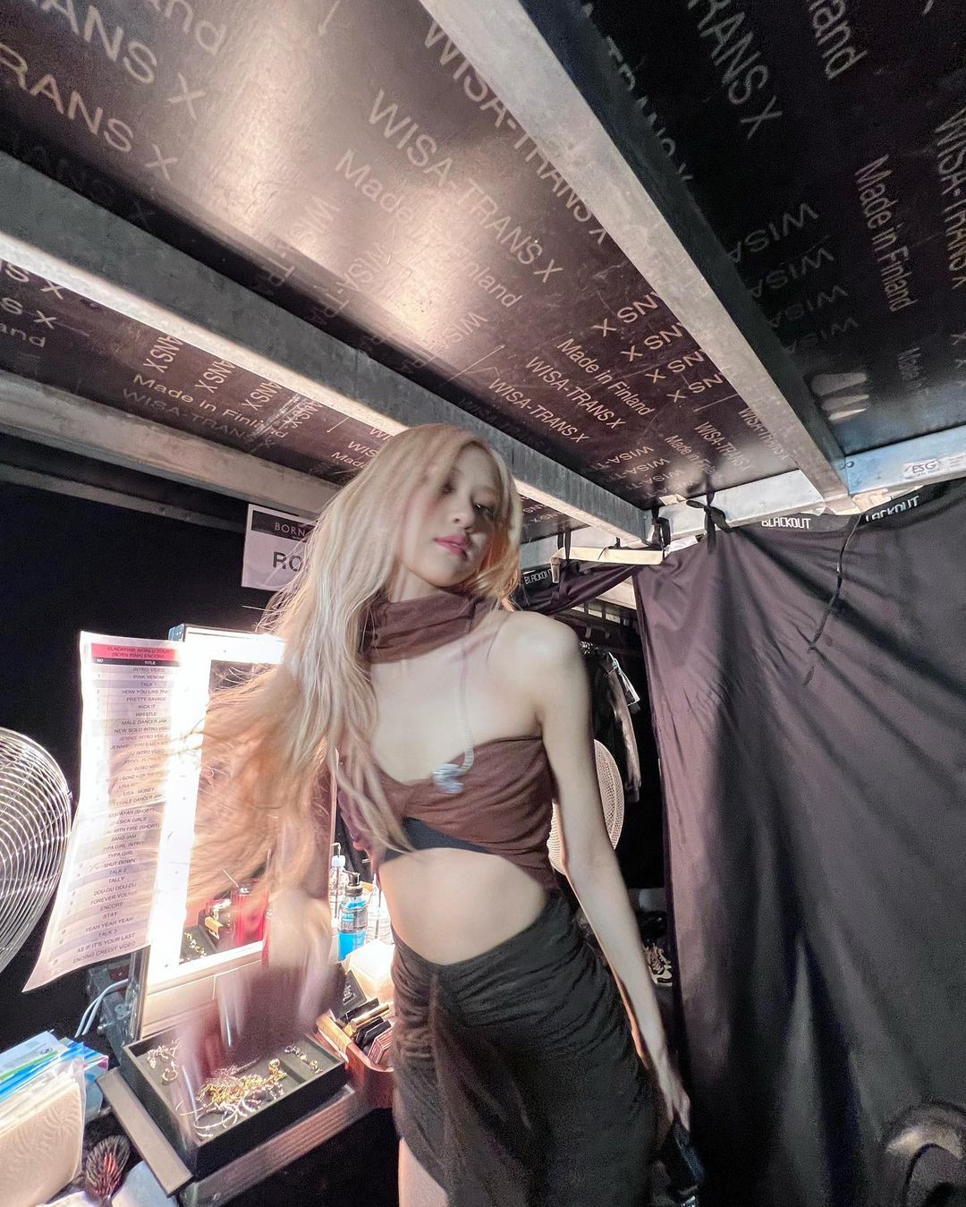 Rosé đăng ảnh gợi cảm trước giờ lên sân khấu biểu diễn.