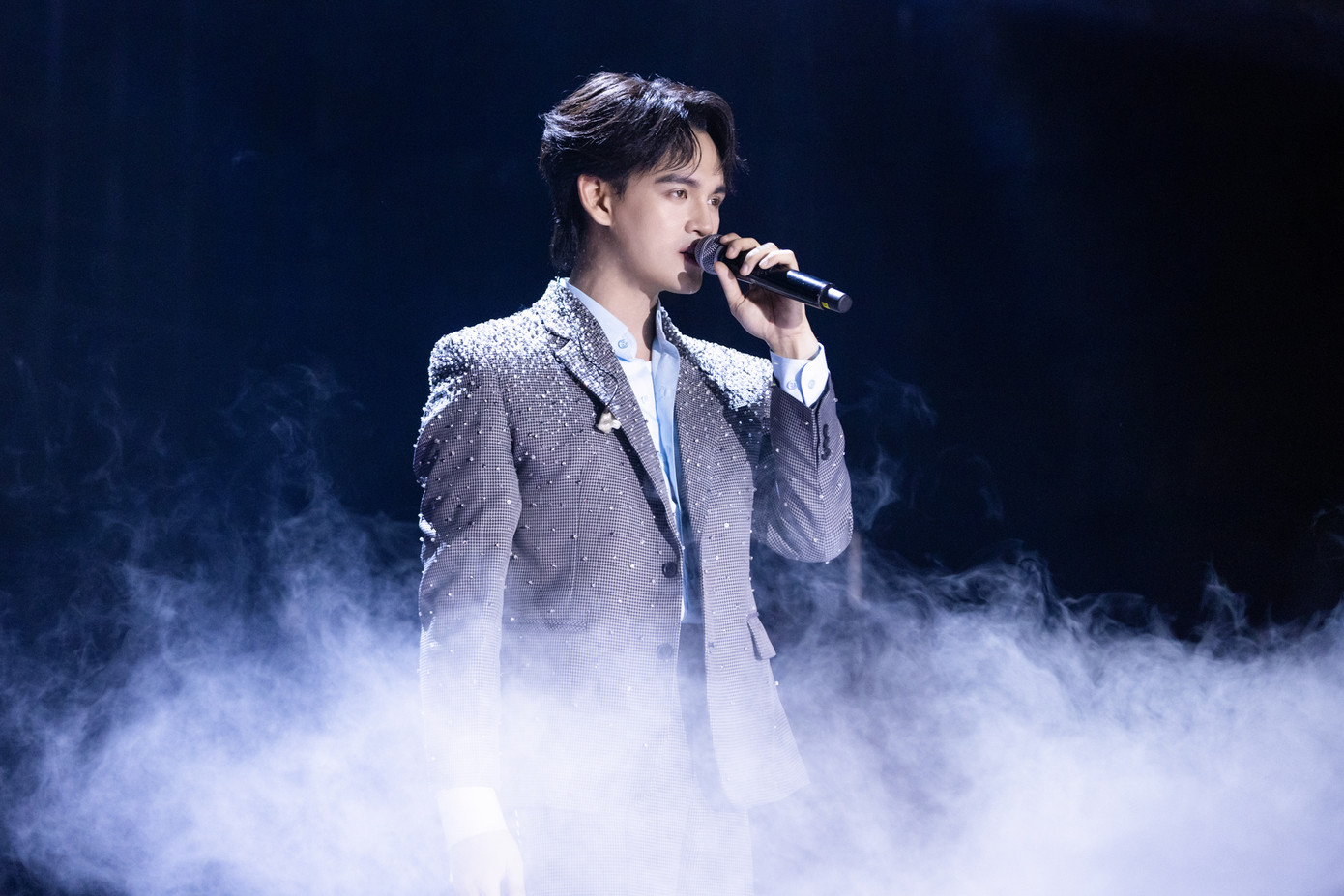 Nguyễn Trần Trung Quân khoe giọng đẹp với bản ballad Ngày em đẹp nhất.