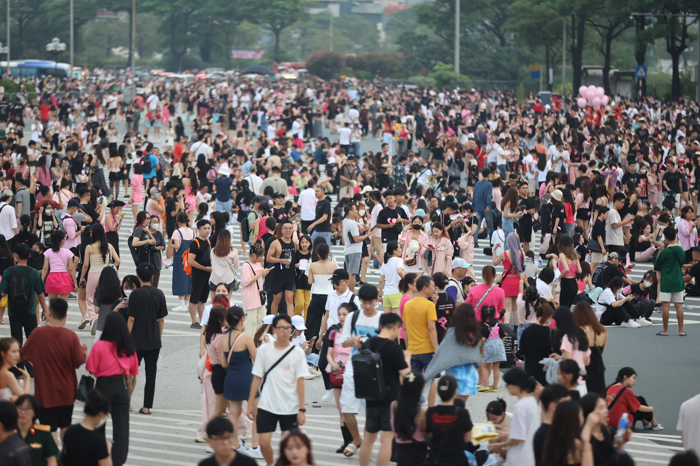 Khung cảnh &quot;vui như hội&quot; tại sân vận động Mỹ Đình.