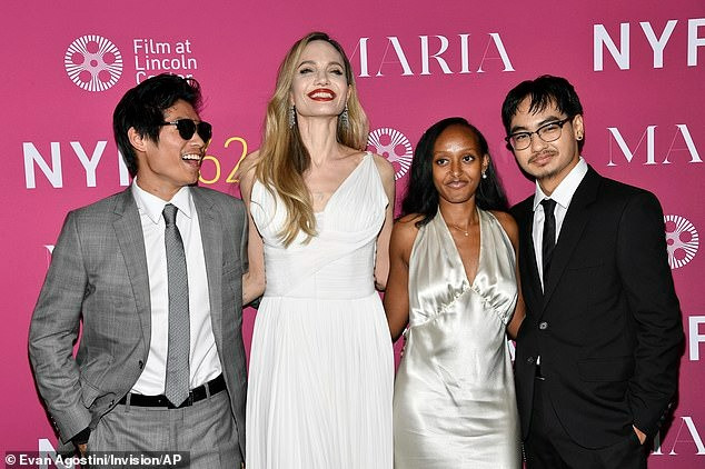 Khoảnh khắc Pax Thiên cùng mẹ và anh trai Maddox, em gái Zahara vui vẻ trước ống kính phóng viên. Khoảnh khắc Pax Thiên cùng mẹ và anh trai Maddox, em gái Zahara vui vẻ trước ống kính phóng viên.