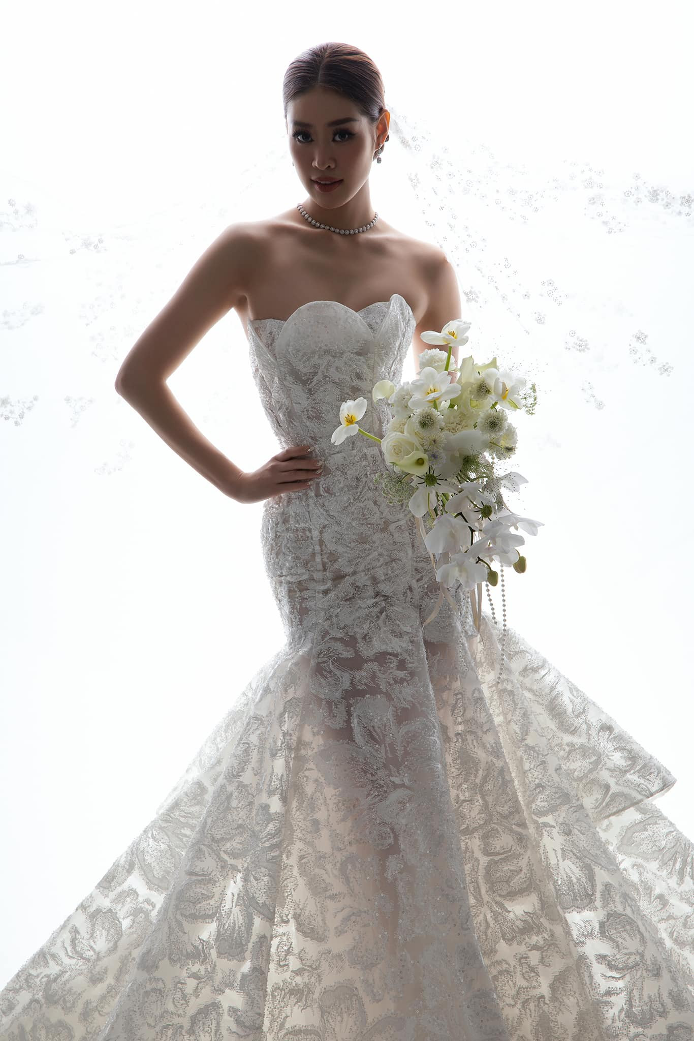 Dưới phần bình luận, Hoa hậu Khánh Vân cảm ơn khán giả. "Tôi xin cảm ơn những lời chúc phúc tốt đẹp từ mọi người. Tôi cố gắng đăng những bức ảnh đẹp để lưu giữ kỷ niệm", Khánh Vân viết. Dưới phần bình luận, Hoa hậu Khánh Vân cảm ơn khán giả. "Tôi xin cảm ơn những lời chúc phúc tốt đẹp từ mọi người. Tôi cố gắng đăng những bức ảnh đẹp để lưu giữ kỷ niệm", Khánh Vân viết.