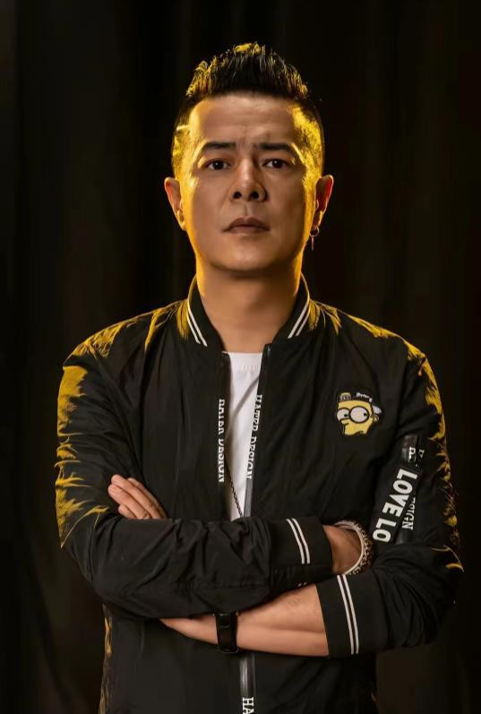 Rocker Khôi Tử qua đời ở tuổi 50. Rocker Khôi Tử qua đời ở tuổi 50.