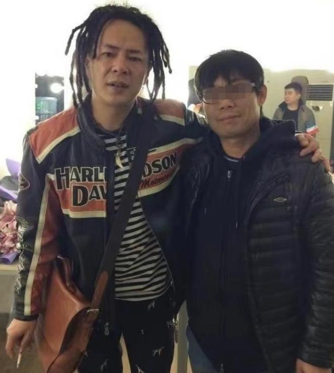 Rocker Khôi Tử qua đời ở tuổi 50. Rocker Khôi Tử qua đời ở tuổi 50.