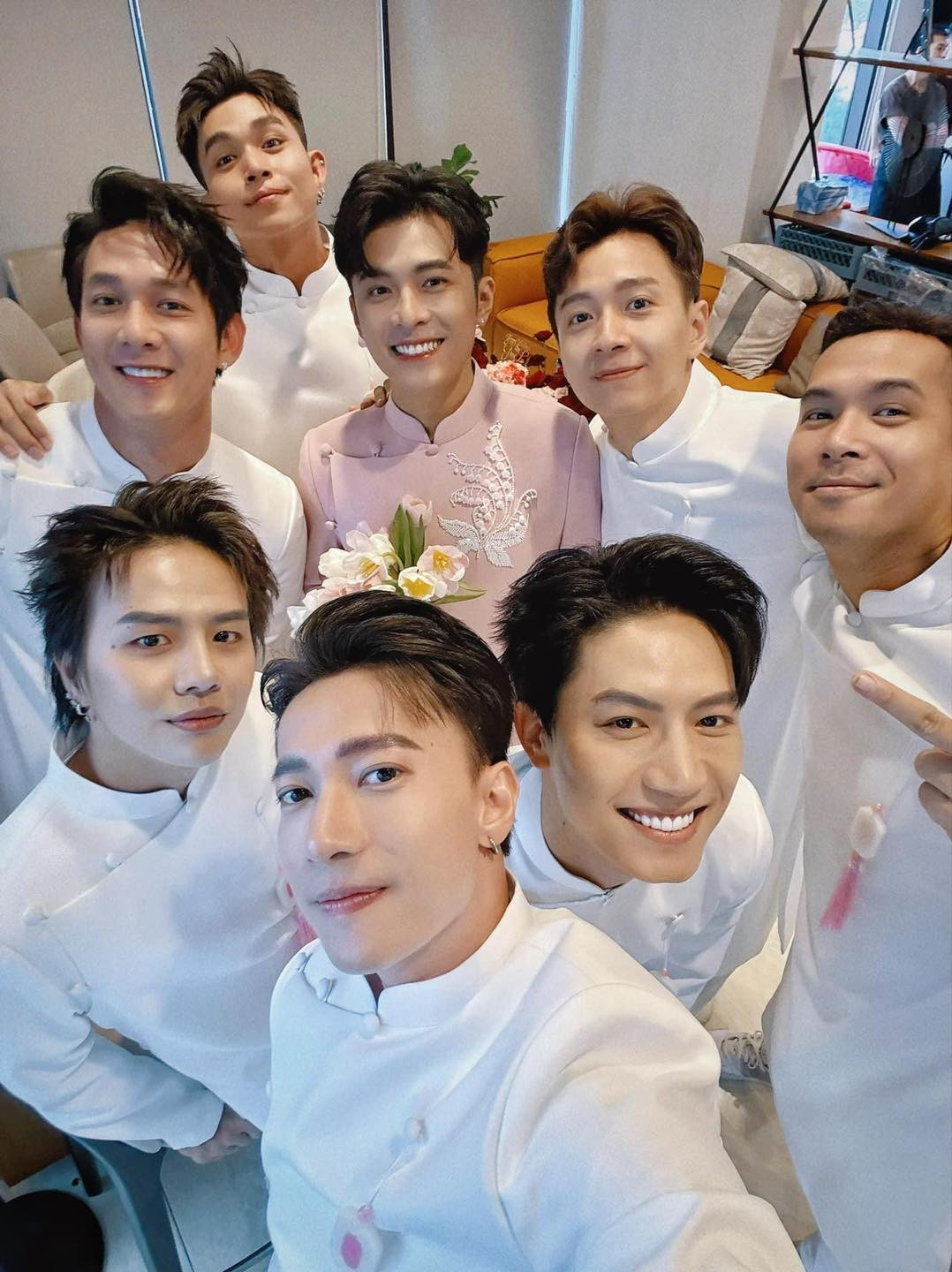 Lễ gia tiên của Puka và Gin Tuấn Kiệt diễn ra sáng 1/11. Đôi diễn viên mặc áo dài hồng truyền thống trong ngày ra mắt chính thức với gia đình. Dàn phù rể trong đội bưng mâm Ngô Kiến Huy, Jun Phạm, Duy Khánh, Song Luân, Trương Thế Vinh... Bên nhà gái có Hoa hậu Khánh Vân, Thúy Ngân, Nhung Gumiho, Nguyên Thảo...