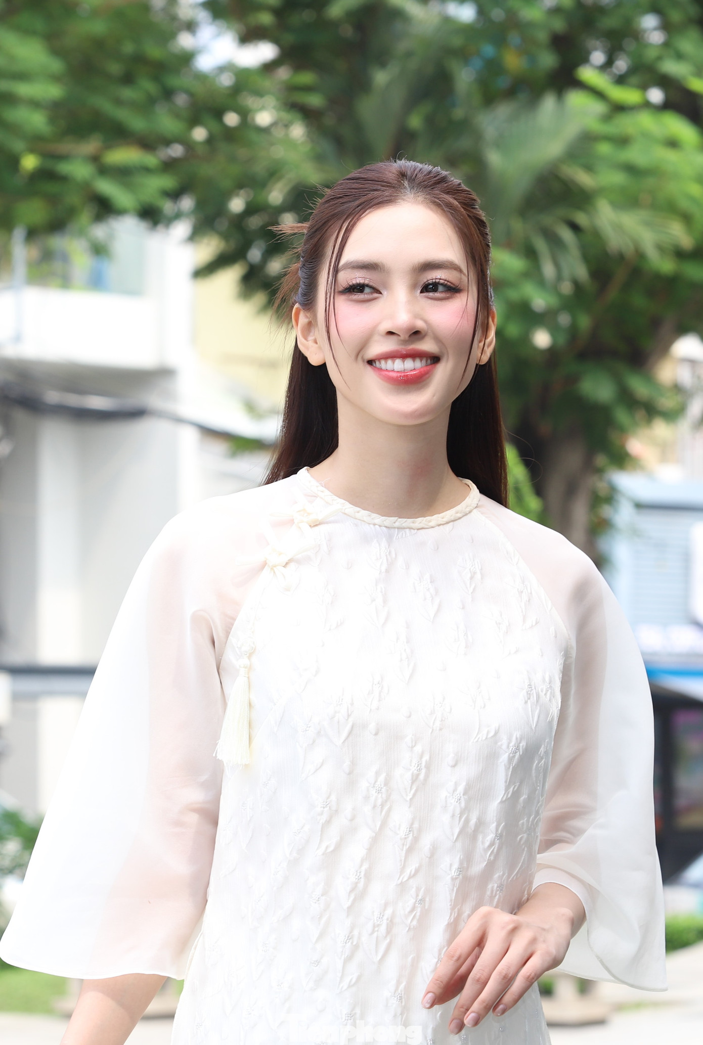 Tiểu Vy nói điều cô tự hào nhất là bản thân giữ được lời hứa với chính mình từ năm 18 tuổi. &quot;Lúc mới đăng quang, tôi hứa thực hiện sứ mệnh, lan tỏa giá trị cộng đồng. Thực sự ban đầu, tôi không biết những điều đó có ý nghĩa gì, nhưng sau nhiều năm, tôi đã hiểu và làm được nhiều điều có ích, hướng đến người già và trẻ em có hoàn cảnh khó khăn&quot;, Tiểu Vy chia sẻ thêm.