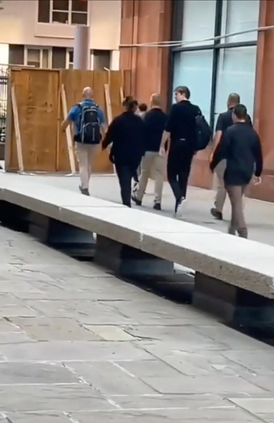 Mật vụ theo sát Barron Trump tại Đại học New York, Mỹ. Mật vụ theo sát Barron Trump tại Đại học New York, Mỹ.