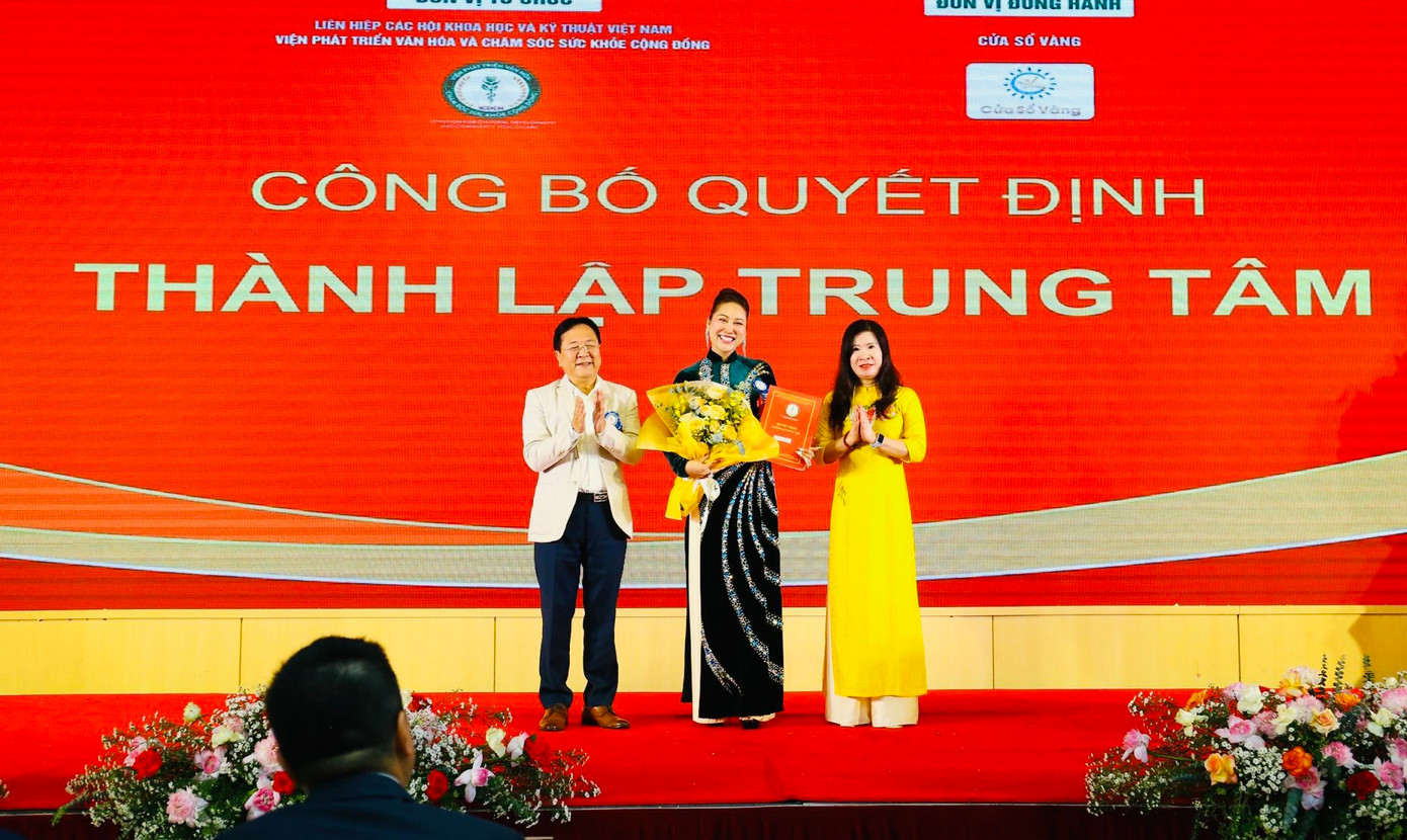 Phi Thanh Vân tại buổi lễ nhận chức, bên cạnh là ông Vương Duy Biên, Nguyên Thứ trưởng Bộ Văn hoá, Thể thao và Du lịch và Thạc sĩ Trần Thị Hằng Nga, Viện trưởng Viện phát triển văn hóa và chăm sóc sức khỏe cộng đồng.