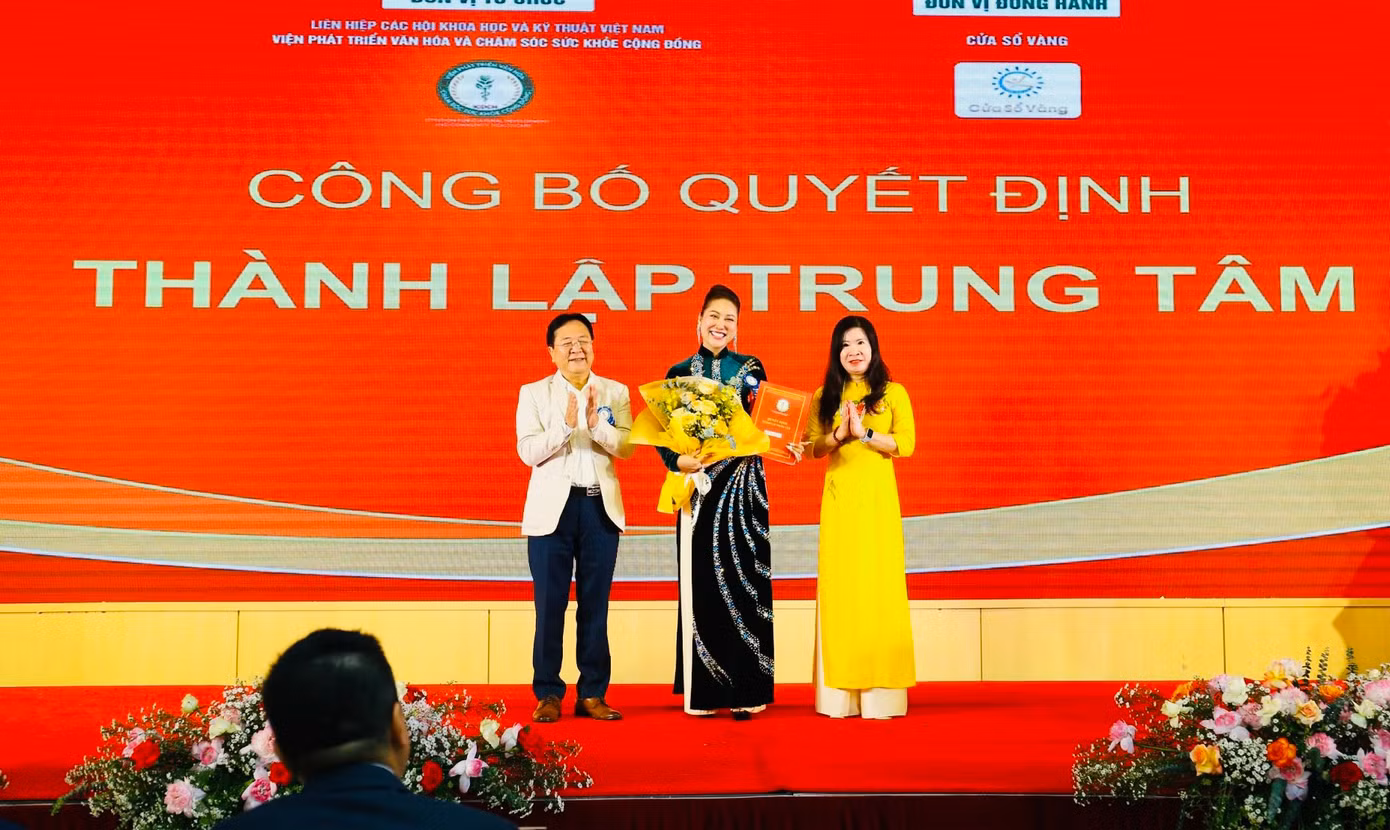 Phi Thanh Vân tại buổi lễ nhận chức, bên cạnh là ông Vương Duy Biên, Nguyên Thứ trưởng Bộ Văn hoá, Thể thao và Du lịch và Thạc sĩ Trần Thị Hằng Nga, Viện trưởng Viện phát triển văn hóa và chăm sóc sức khỏe cộng đồng.