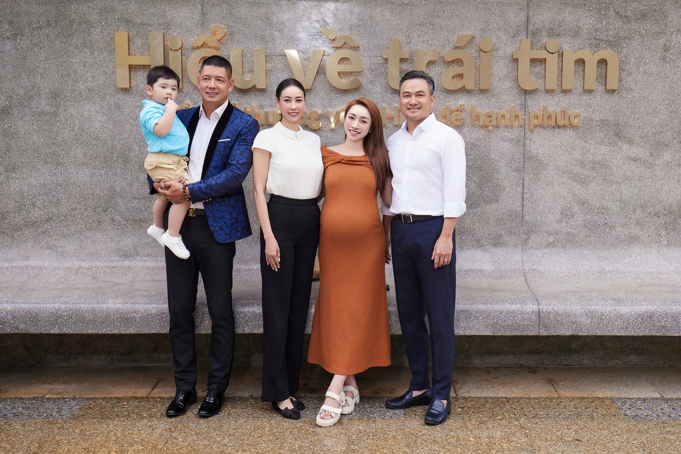 Hoa hậu Hà Kiều Anh, vợ chồng diễn viên Thành Đạt - Hải Băng, vợ chồng diễn viên Chi Bảo - Lý Thùy Chang và diễn viên Bình Minh tại lễ khai giảng đầu tiên của trường.