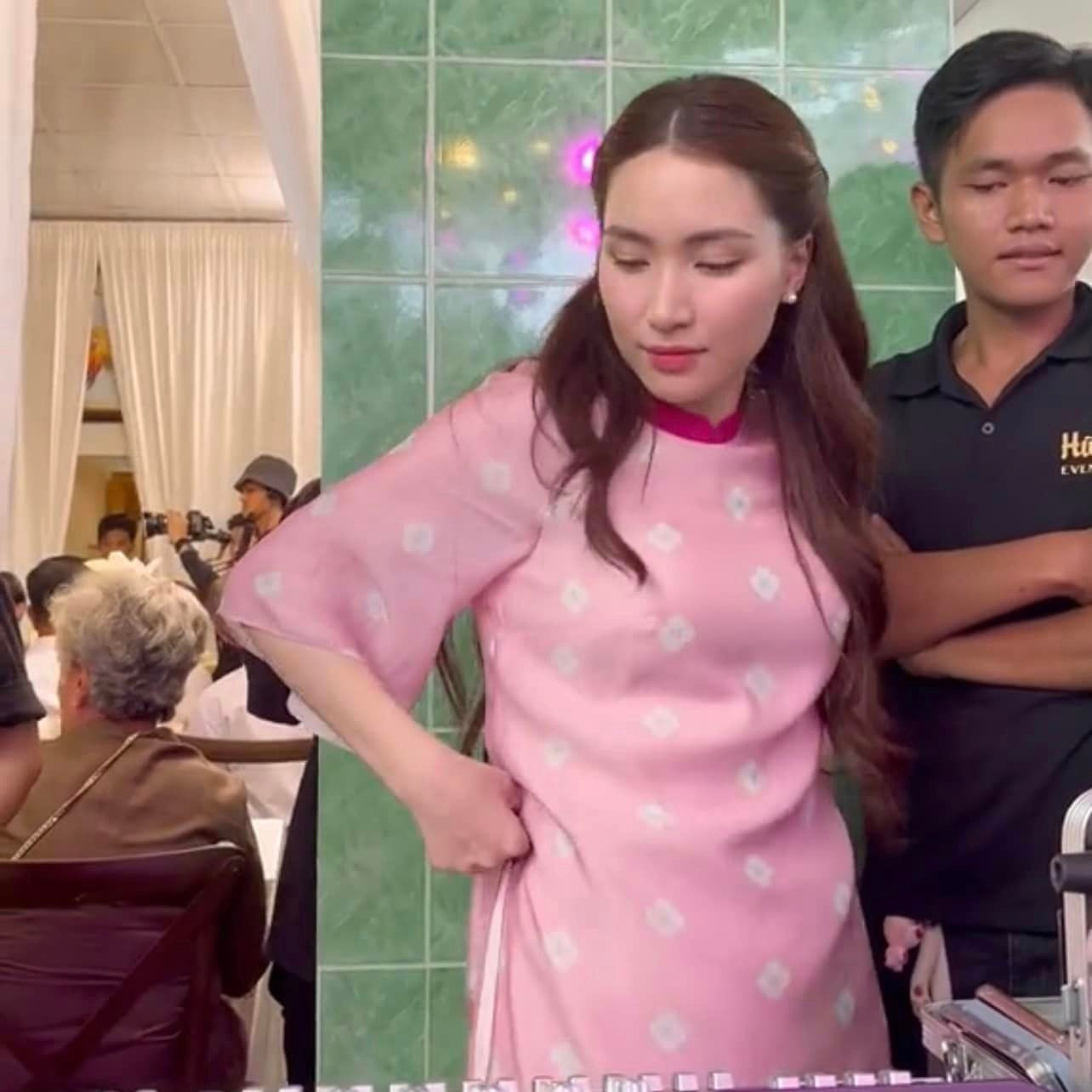 Sáng 16/11, Hòa Minzy viral trên mạng với hình ảnh hóa DJ trong đám cưới bạn thân. Khán giả bình luận &quot;Hòa Minzy trở lại&quot;, &quot;Quậy tiếp cho chúng em theo dõi chị ơi&quot;, &quot;Đây mới là đi ăn cưới&quot;... dưới loạt ảnh nữ ca sĩ vui trong đám cưới.