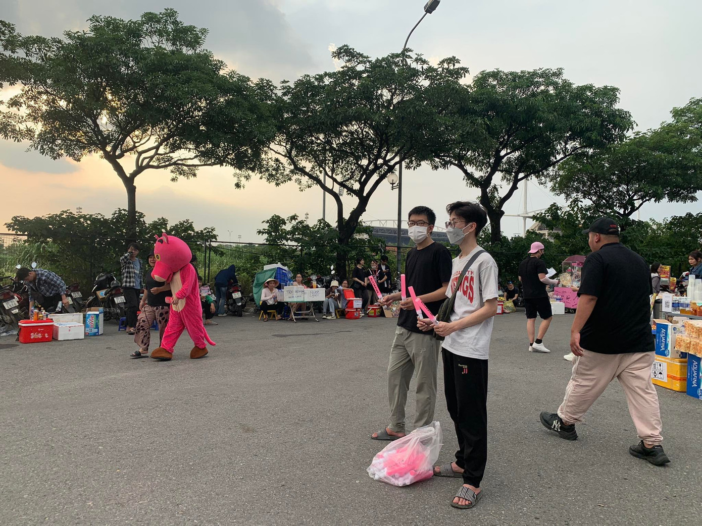 Văn Minh Lộc (sinh năm 2002, sinh viên Đại học Y Hải Phòng) lại chọn cách “khởi nghiệp” với đèn phát sáng BlackPink. Bỏ ra số tiền gần một triệu đồng nhưng mới thu về 160.000 đồng, Minh Lộc lạc quan chia sẻ: “Có thể ế hàng và thua lỗ nhưng tôi không buồn vì bản thân đã có trải nghiệm đầu tiên khi kinh doanh”.