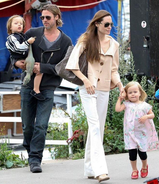 Sau khi sinh Shiloh và nhận nuôi Pax Thiên, nhà Jolie-Pitt tiếp tục đón tin vui năm 2008. Cặp sinh đôi Knox Léon và Vivienne Marcheline Jolie-Pitt sinh tại Pháp. Anh trai Knox được đặt theo tên ông nội - ông Hal Knox Hillhouse.