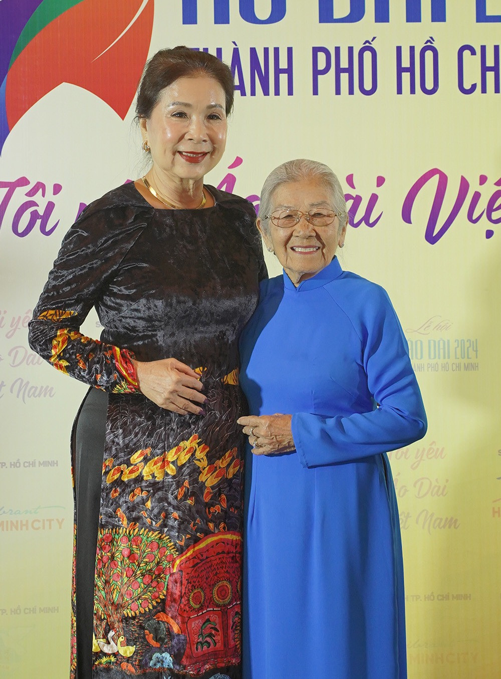 NSND Kim Xuân mặc áo dài họa tiết dự sự kiện. Nhiều năm liền, nữ diễn viên đồng hành quảng bá cho Lễ hội áo dài TPHCM.