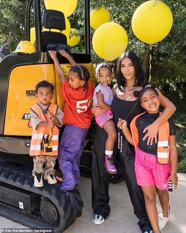 Bốn người con ở với mẹ sau khi Kim Kardashian ly hôn Kanye West. Bốn người con ở với mẹ sau khi Kim Kardashian ly hôn Kanye West.