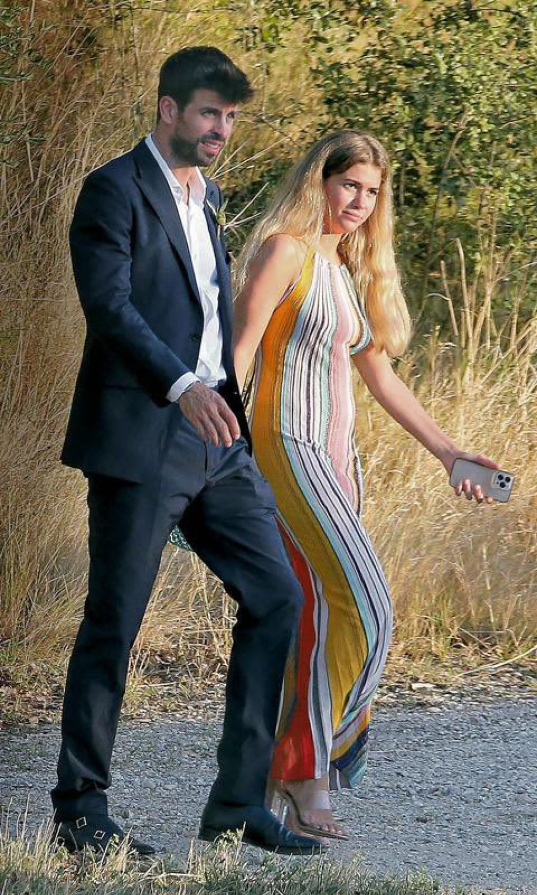 Pique bị chỉ trích vì hình ảnh nắm tay Clara Chia Marti trong thời gian hẹn hò Shakira được công khai. Pique bị chỉ trích vì hình ảnh nắm tay Clara Chia Marti trong thời gian hẹn hò Shakira được công khai.