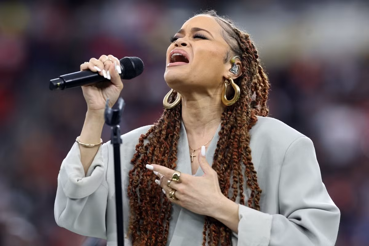 Ca sĩ Andra Day tự hào thể hiện Lift Every Voice and Sing, ca khúc vốn được xem là quốc ca của người Mỹ gốc Phi. Ca sĩ Andra Day tự hào thể hiện Lift Every Voice and Sing, ca khúc vốn được xem là quốc ca của người Mỹ gốc Phi.