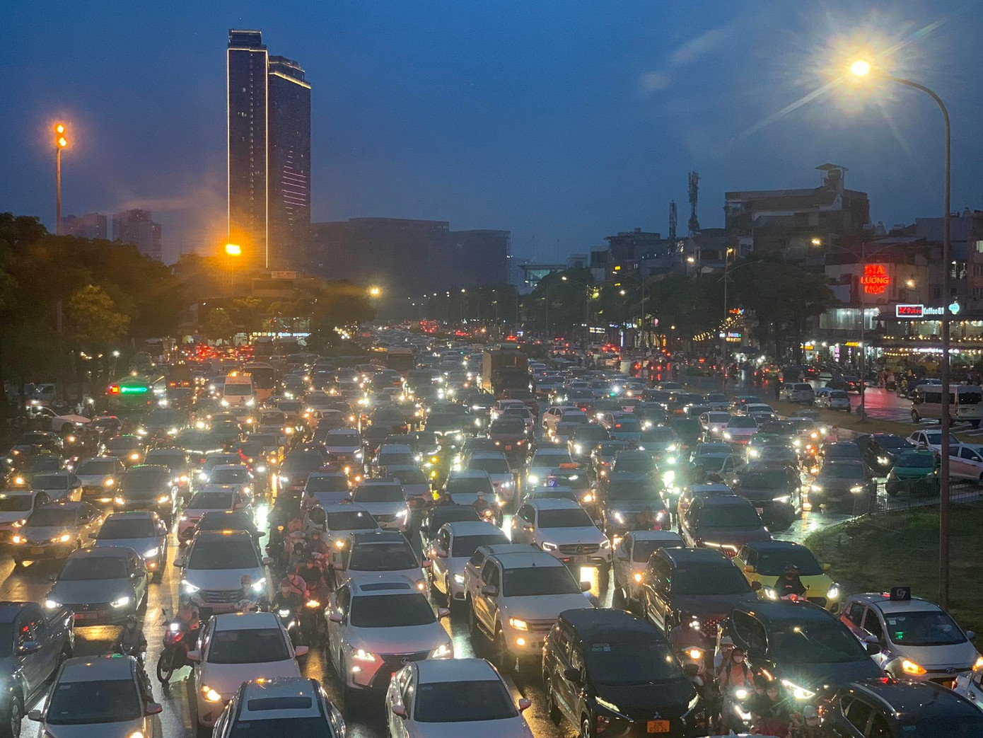 Ôtô kẹt cứng từ lúc chưa bật đèn, hiện tại đèn xe sáng cả khu phố. Cơn mưa bất chợt lúc 17h20 khiến tình trạng ùn tắc càng nghiêm trọng hơn.