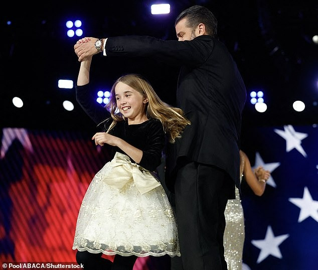 Don Jr. khiêu vũ với con gái út Chole. Cháu nội ông Trump thể hiện sự vui vẻ, hào hứng trong ngày nhậm chức đầy tự hào của tổng thống Mỹ. Don Jr. khiêu vũ với con gái út Chole. Cháu nội ông Trump thể hiện sự vui vẻ, hào hứng trong ngày nhậm chức đầy tự hào của tổng thống Mỹ.