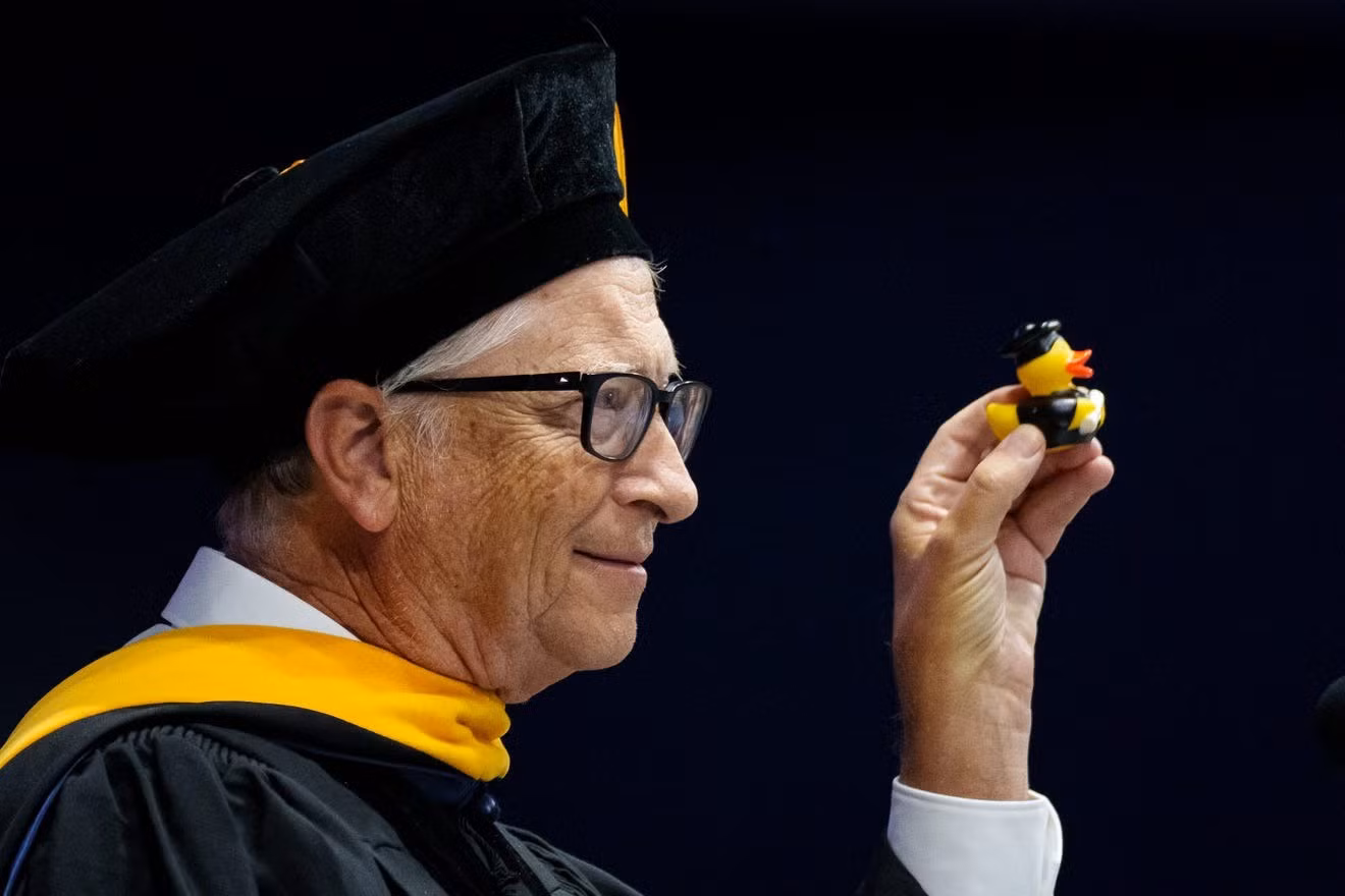 Bill Gates nổi tiếng với câu chuyện bỏ học Đại học Harvard để sáng lập Microsoft cùng Paul Allen. Tính đến tháng 3/2020, khi rời ghế hội đồng quản trị của Microsoft, ông sở hữu khoảng 1,3% cổ phần của công ty máy tính và phần mềm. Với khối tài sản hiện ở mức 128 tỷ USD, Bill Gates vẫn tiếp tục làm từ thiện. Đến nay, ông đã quyên góp hơn 59 tỷ USD cho Quỹ Gates. Hầu hết các khoản quyên góp ban đầu của ông là cổ phiếu Microsoft.