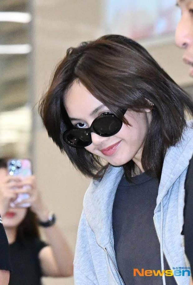 Cận nhan sắc Lisa dưới ống kính của truyền thông. Ngôi sao gốc Thái tương tác với người hâm mộ hiếu kỳ tại Hàn Quốc.