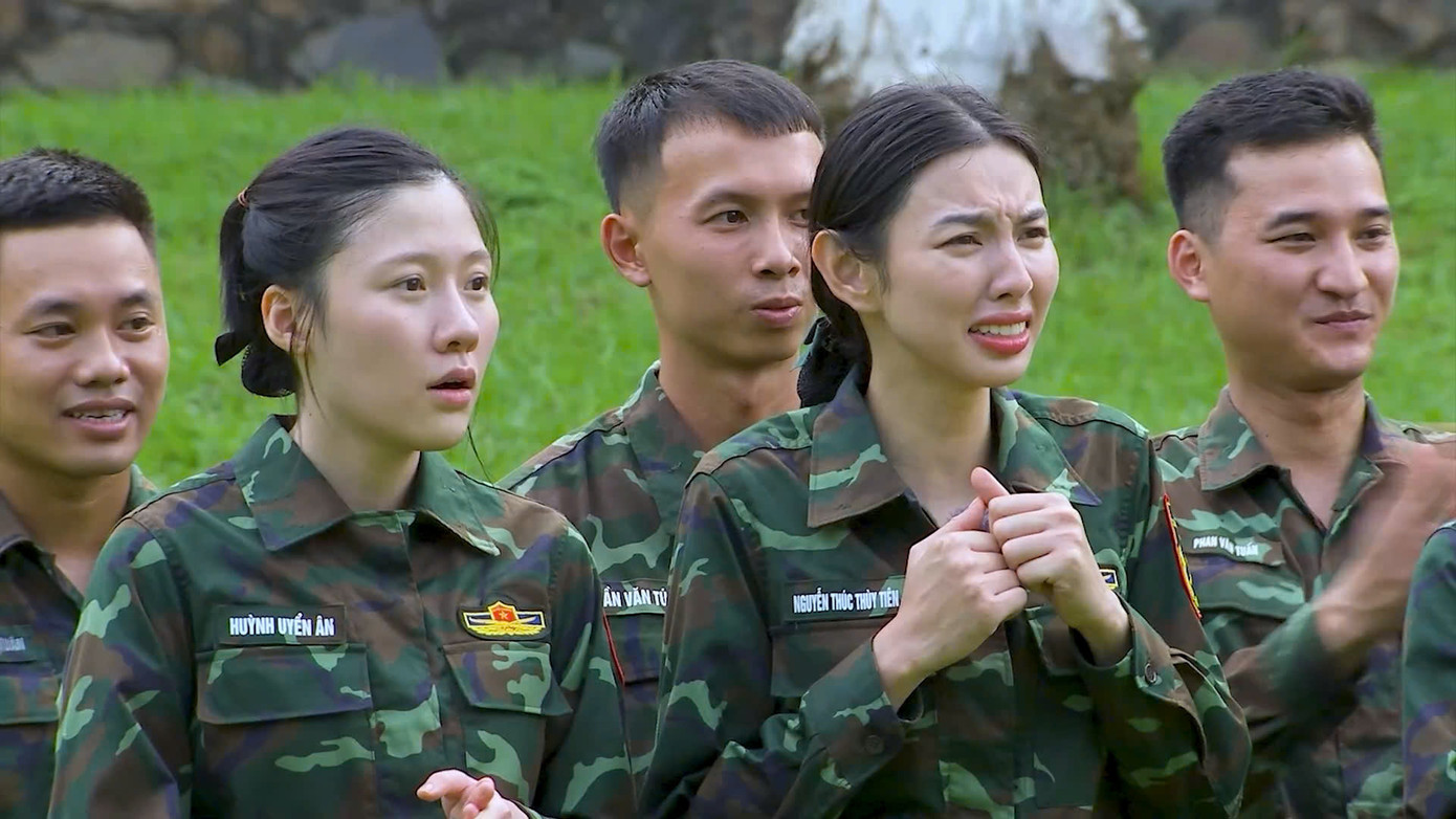 Uyển Ân, Thùy Tiên và Phương Anh Đào lo lắng khi theo dõi lính đặc công thực hiện bài tập khó.