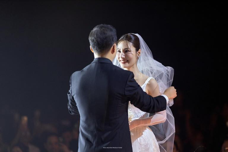 Khi đọc thề nguyện, Diễm My 9X xúc động, khó kiềm nén cảm xúc. Nữ diễn viên cảm ơn chồng luôn giúp cô vượt qua biến cố, đau khổ. "Tôi từng dự đám cưới nhiều lần nhưng không dám nghĩ sẽ đến lượt bản thân mặc váy cưới. Khi trở thành cô dâu thật sự, tôi cảm nhận được niềm hạnh phúc. Hôm mặc áo dài tại lễ ăn hỏi, niềm vui trong tôi tăng gấp nhiều lần”, cô nói. Vinh Nguyễn nhiều lần gạt nước mắt khi nghe vợ thổ lộ tình cảm.