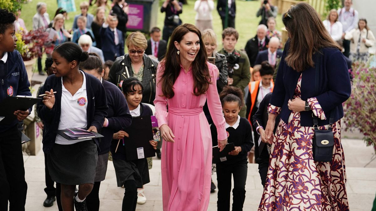 Kate Middleton trong buổi gặp gỡ học sinh tại Triển lãm hoa Chelsea ở London, Anh. Kate Middleton trong buổi gặp gỡ học sinh tại Triển lãm hoa Chelsea ở London, Anh.