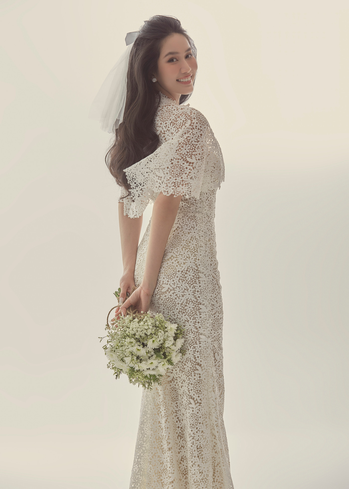 Phương Anh diện trang phục cổ điển, thanh lịch trong bộ ảnh cưới.