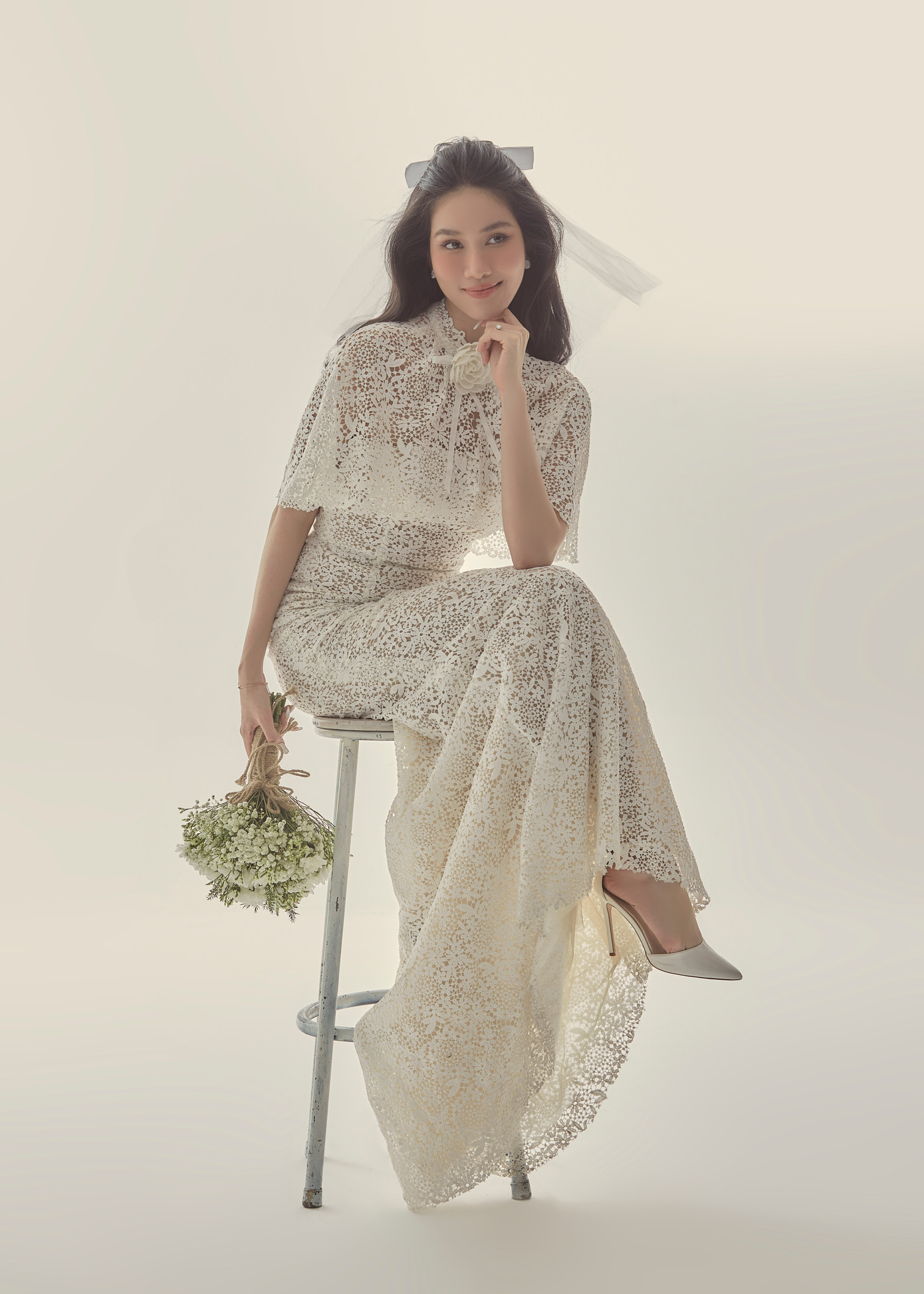 Phương Anh diện trang phục cổ điển, thanh lịch trong bộ ảnh cưới.