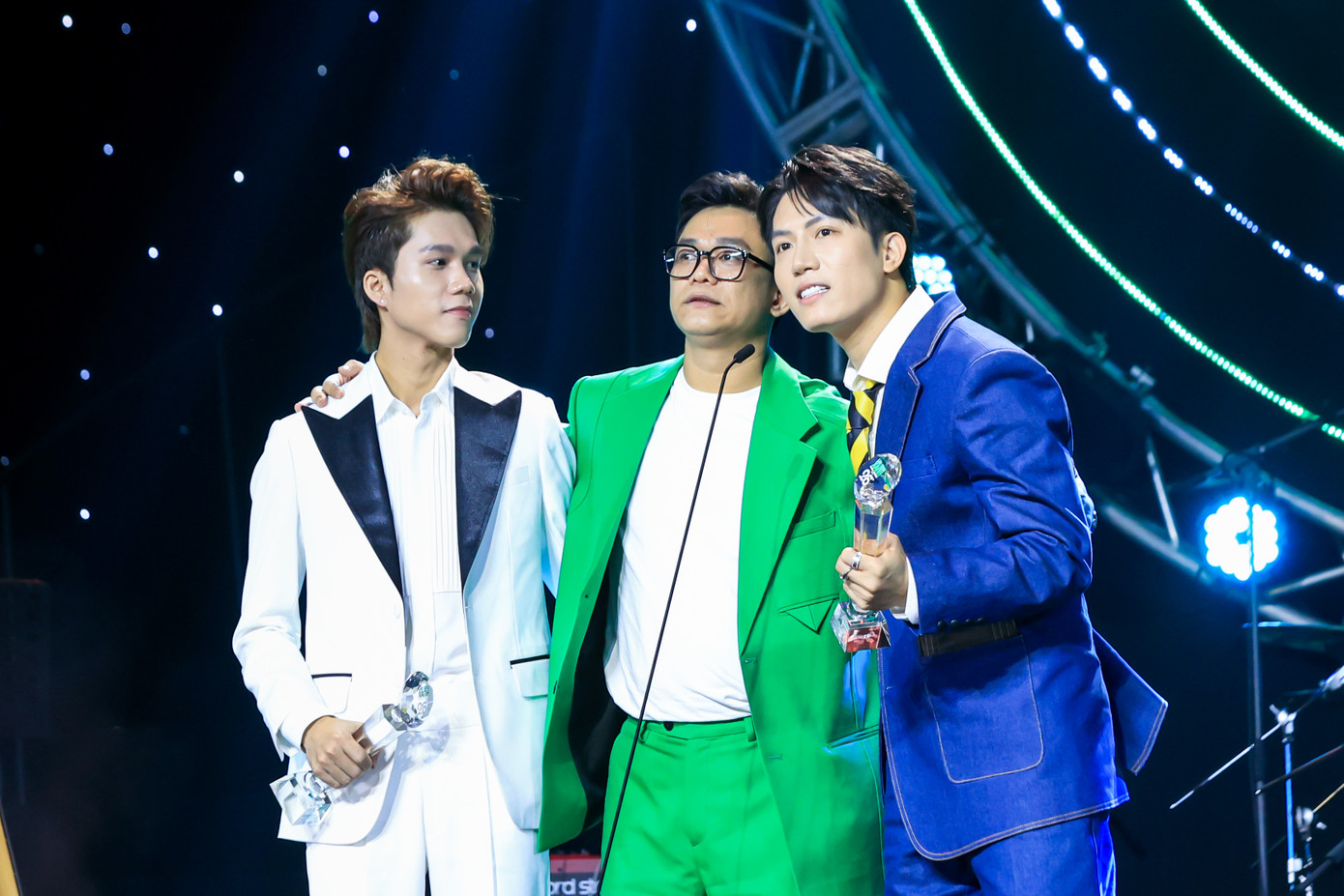 Ca khúc Ngày mai người ta lấy chồng do Anh Tú thể hiện trong chương trình Ca sĩ mặt nạ nằm trong Top 10 ca khúc được yêu thích. Nam ca sĩ mời nhạc sĩ Đông Thiên Đức và ca sĩ Thành Đạt (người thể hiện bản gốc) cùng lên sân khấu nhận giải.